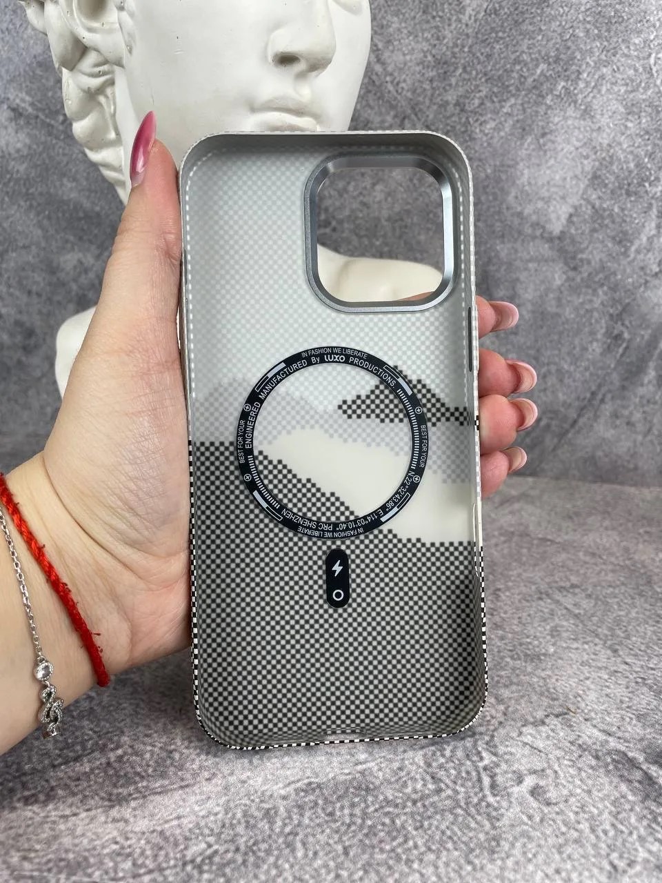 Защитная накладка для iPhone 16 Pro LUXO LF47 Magsafe Вид сзади
