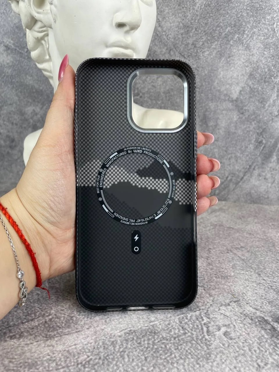 Защитная накладка для iPhone 16 Pro LUXO LF48 Magsafe Вид сзади