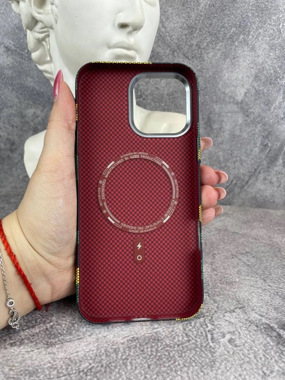 Защитная накладка для iPhone 16 Pro LUXO LF57 Magsafe Вид сзади