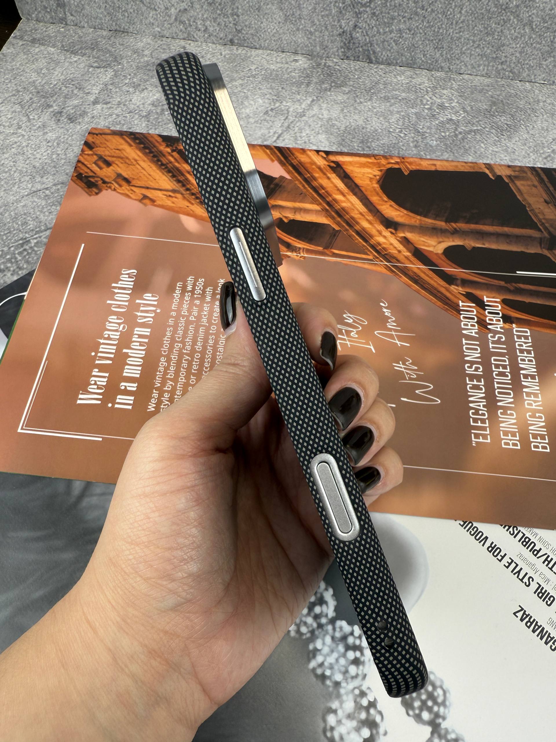 Защитная накладка для iPhone 17 Pro Max LF9 Magsafe Вид сбоку