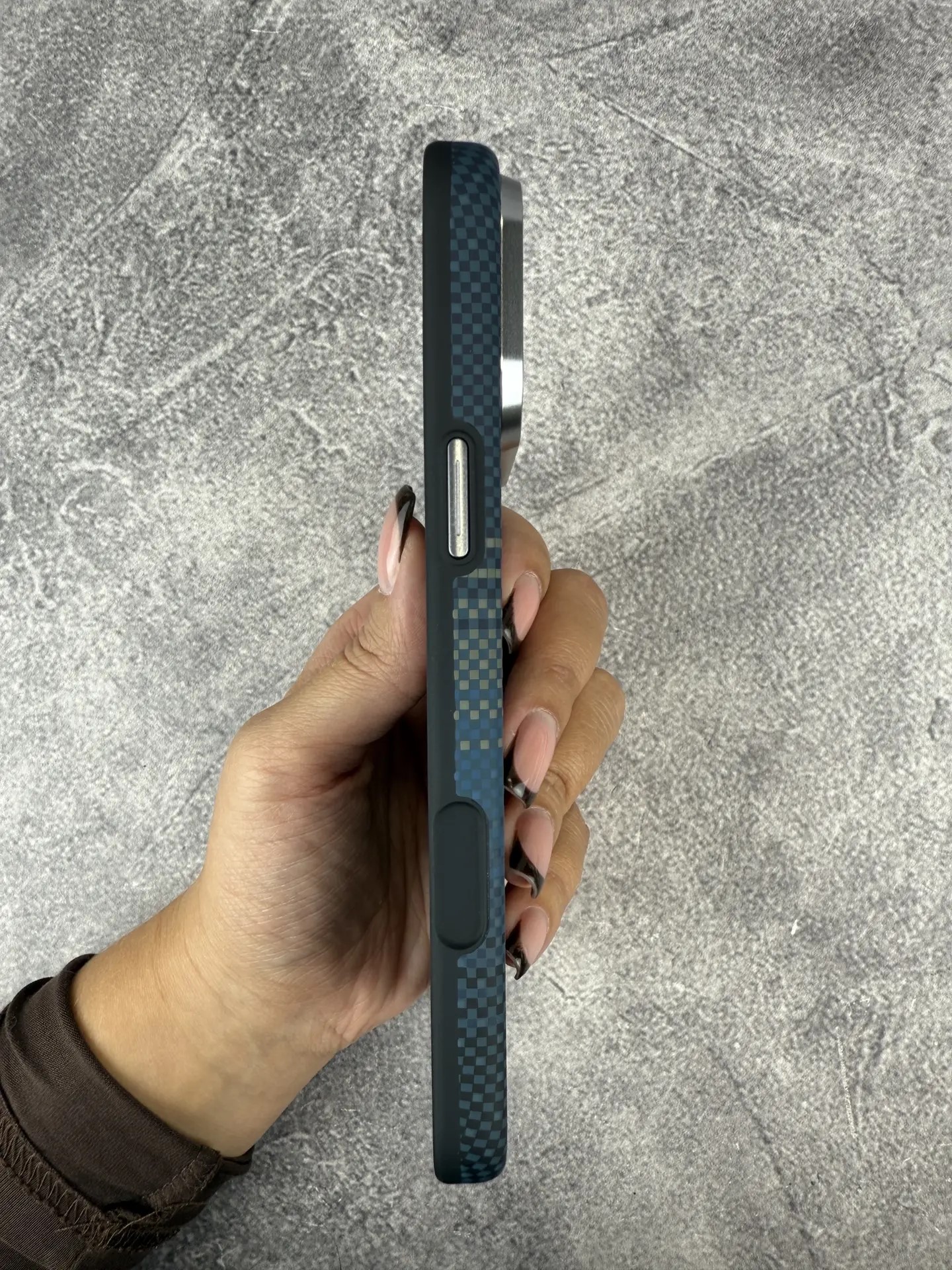 Luxo силиконовые борта с Magsafe для iPhone 18 Pro Max LF114 Вид сбоку