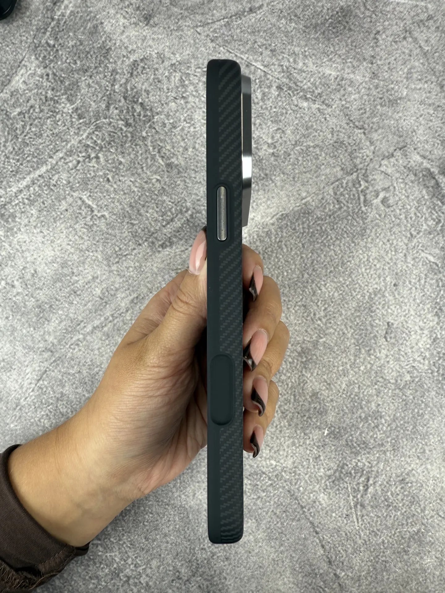 Luxo силиконовые борта с Magsafe для iPhone 18 Pro Max J222 Вид сбоку